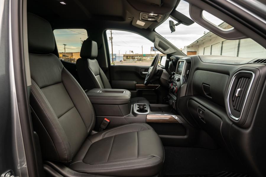 Интерьер Chevrolet Silverado RST Double Cab 2018 года  (фото 30 из 40)